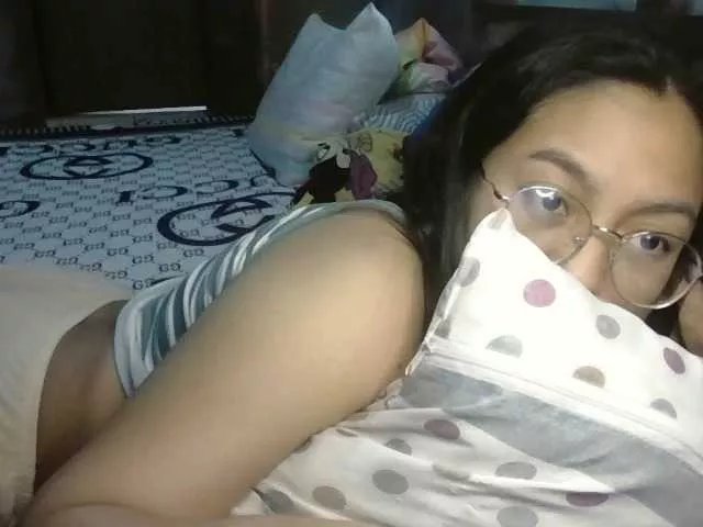 Freechat Introvertshytype2011 on BongaCams