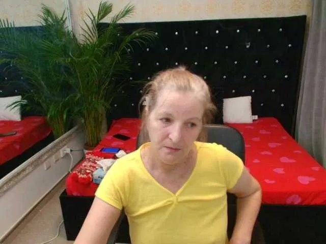 Offline Lillyhott on BongaCams