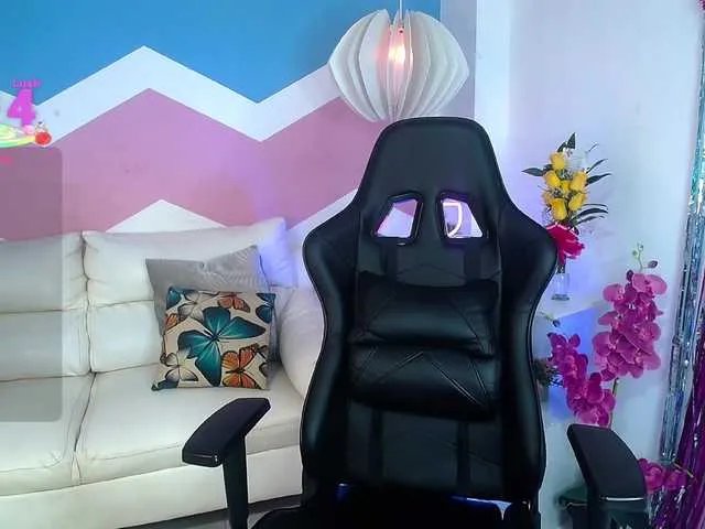 Offline misshoney1 on BongaCams