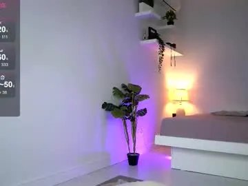 Freechat emahallee on Chaturbate