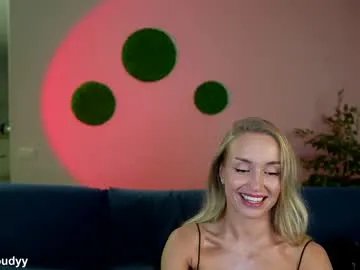 Freechat mia_cloudy on Chaturbate