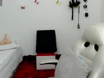 mom_17 on Chaturbate 