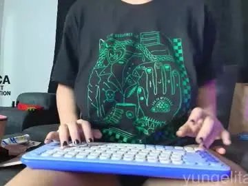 Freechat yungelitamor_ on Chaturbate