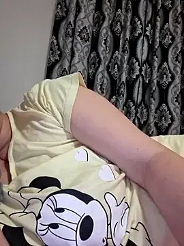 Freechat Ariana381 on StripChat