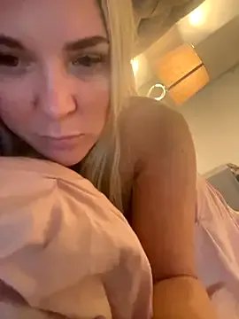 Freechat Bustyblondebabe32 on StripChat