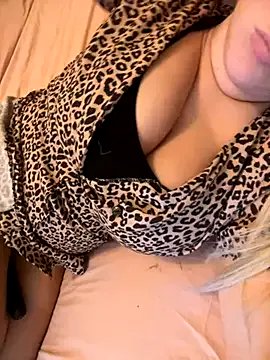 Freechat Bustyblondebabe32 on StripChat