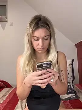 Freechat carlaaa on StripChat