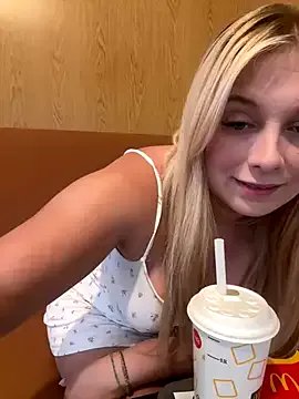 Group CherryAuroraa on StripChat