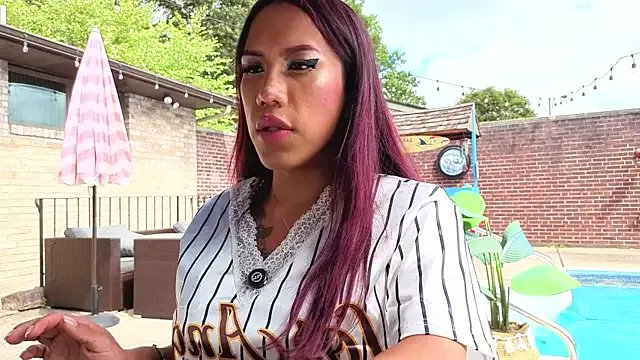 Freechat LushianaFitness on StripChat