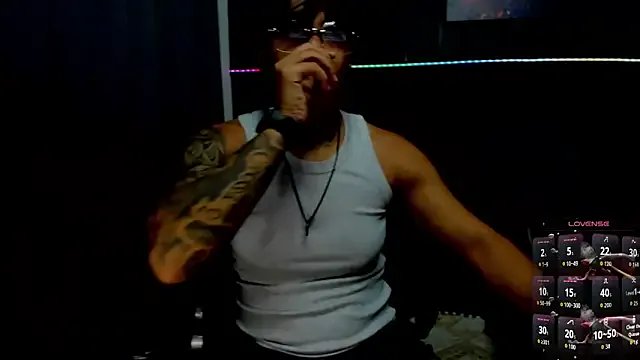 Freechat ZhoeStrong on StripChat