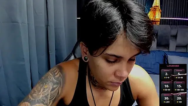 Freechat ZhoeStrong on StripChat