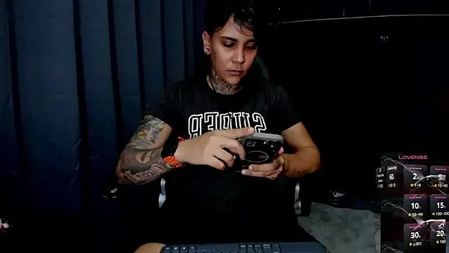 Freechat ZhoeStrong on StripChat