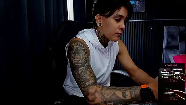 Freechat ZhoeStrong on StripChat